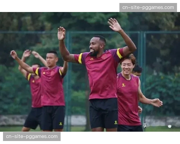 町田泽维亚高位逼抢战术压制成都蓉城中场控制权